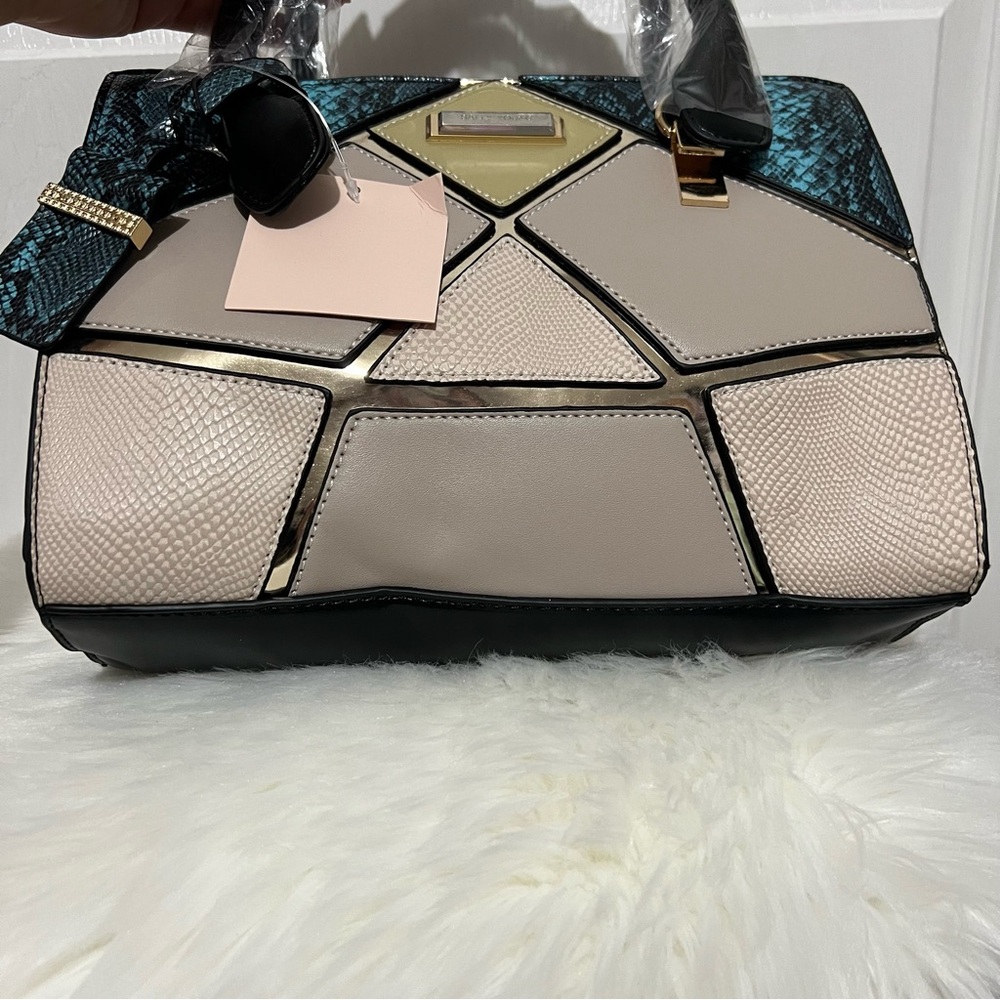 π *NWT* Chicβ Geometric Handbag - Black, Cream, and Teal - Picture 2 of 8